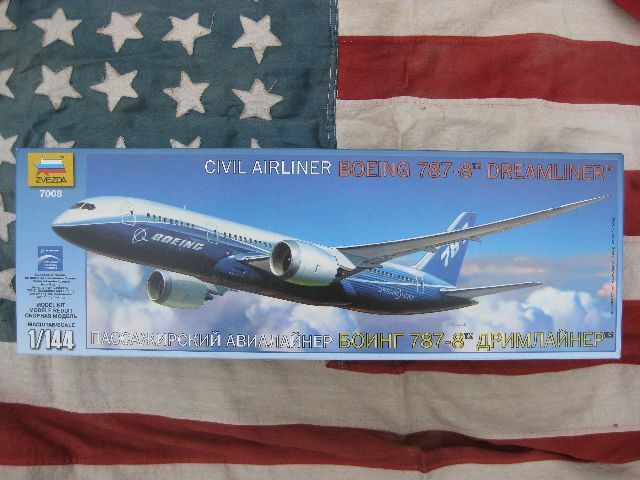 Zvezda 7008 1/144 Boeing 787-8 Dreamliner Plastic Model Kit 
