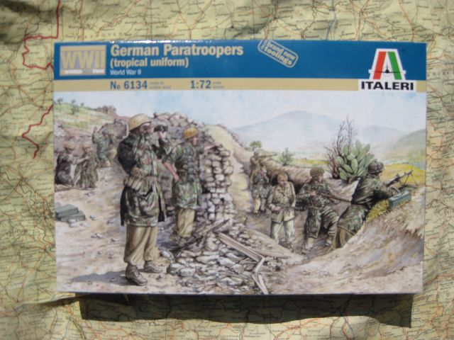 Figurines Parachutistes allemands de la 2ème GM (en uniforme tropical)... 1/72 Figurines Parachutistes allemands de la 2ème GM (en uniforme tropical)... 1/72