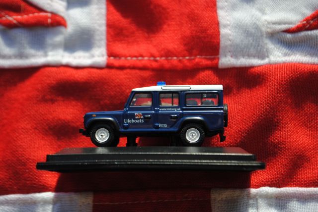 Oxford 76DEF014 Land Rover Defender Station Wagen RNLI - grootste