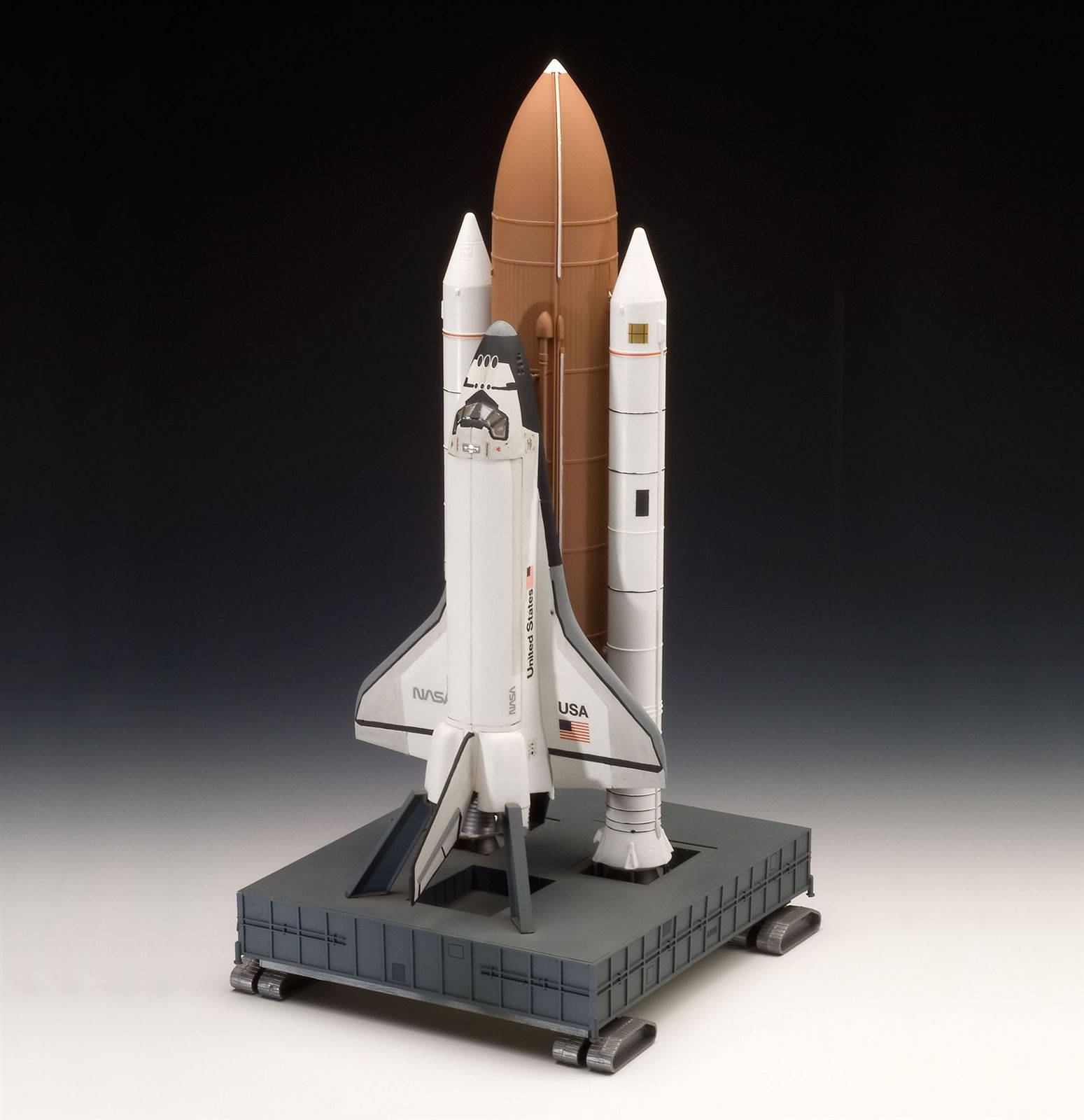 04736 REVELL Space Shuttle Discovery & Booster 1:144 Aircraft Model Kit 