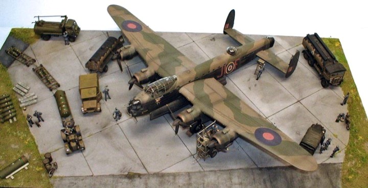 Airfix A05330  WWII RAF BOMBER RE-SUPPLY SET