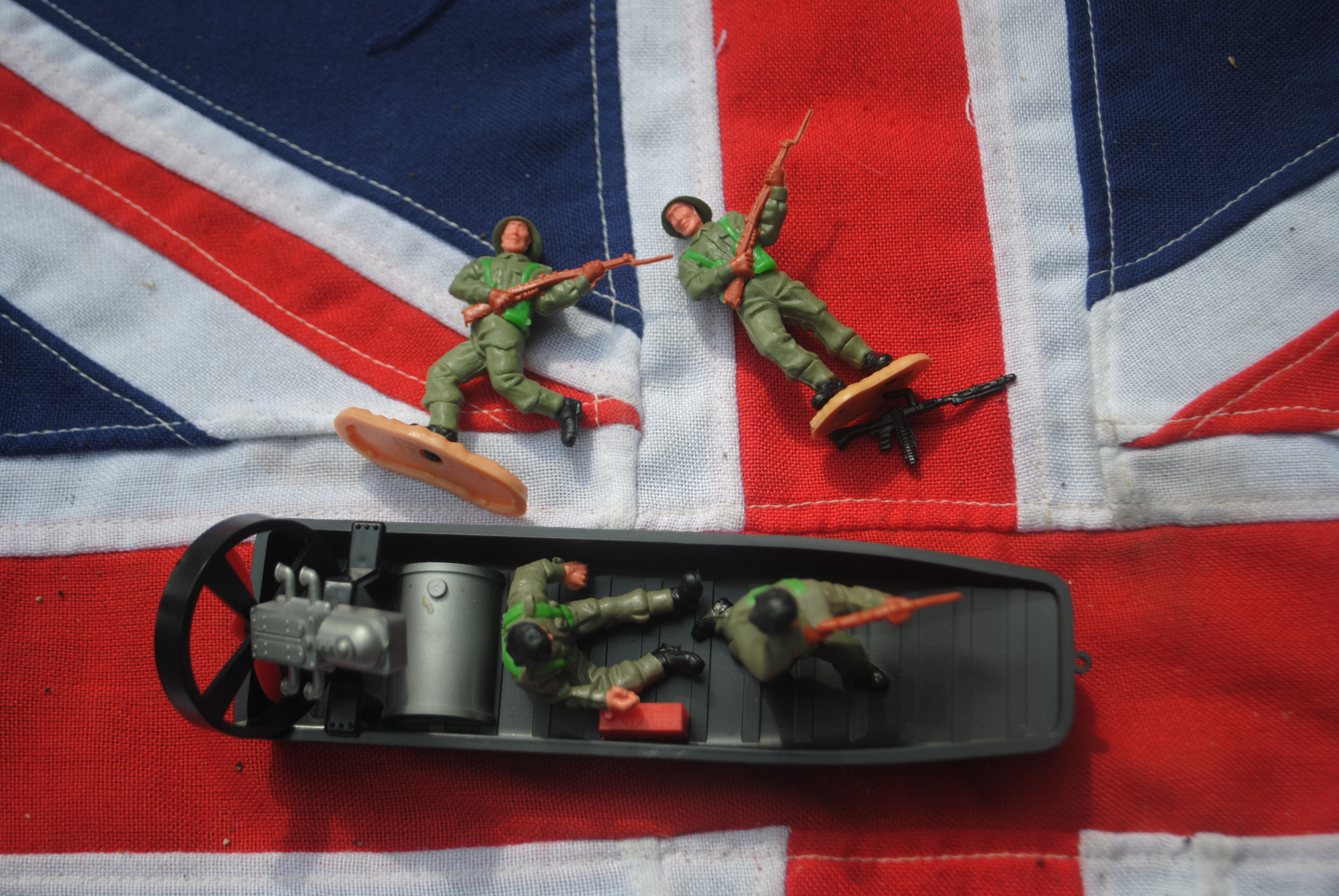 Timpo Toys 768 Air Patrol Boat with 2 man Crew and 2 British Soldiers 'Modern Army Collection' 