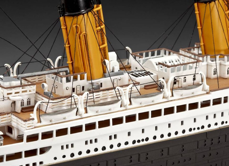 05715 R.M.S. TITANIC... - grootste modelbouwwinkel