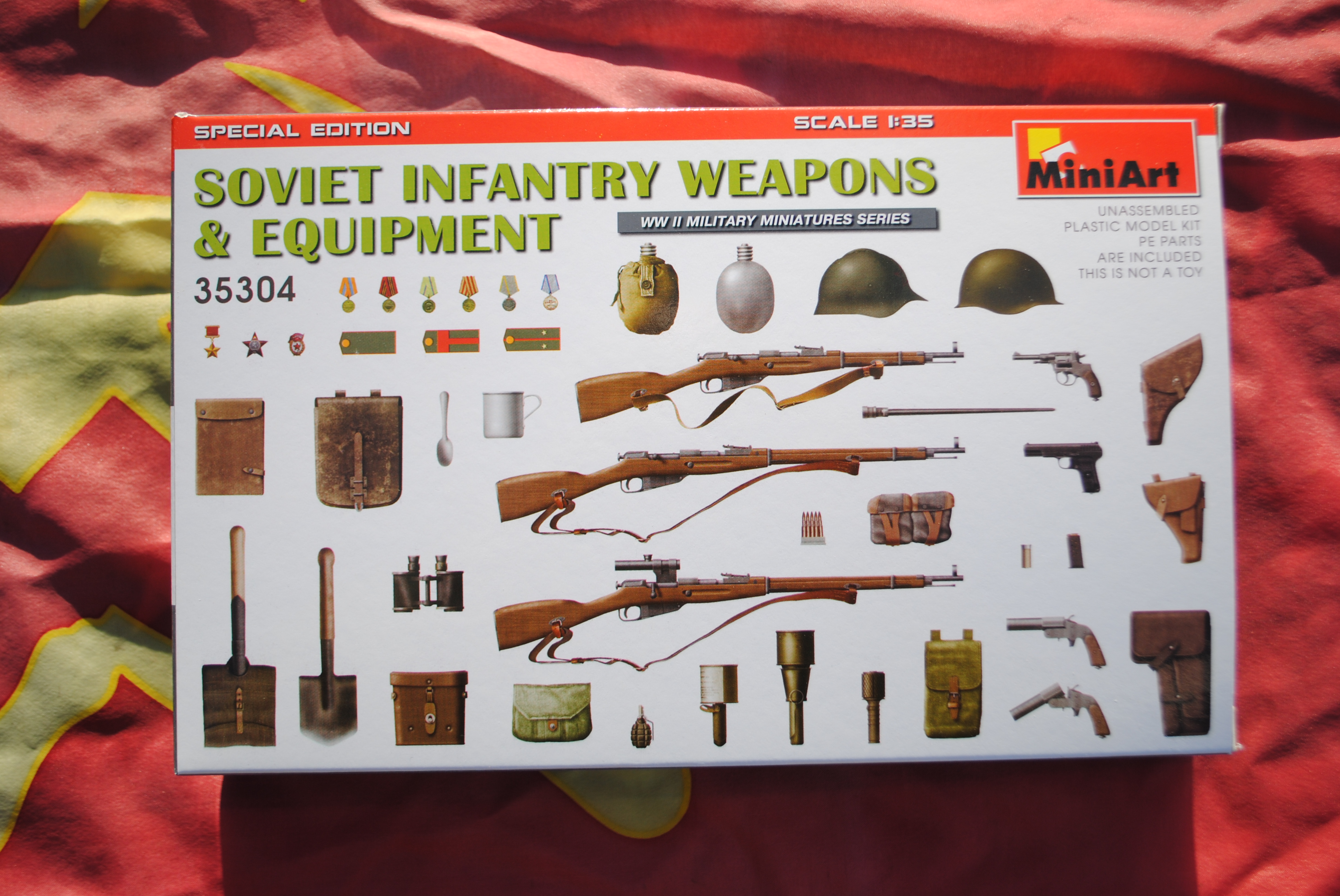 Mini Art 35304 SOVIET INFANTRY WEAPONS & EQUIPMENT. SPECIAL EDITION