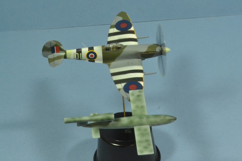 Frog F194 Supermarine Spitfire Mk.14 & German 'Flying Bomb'