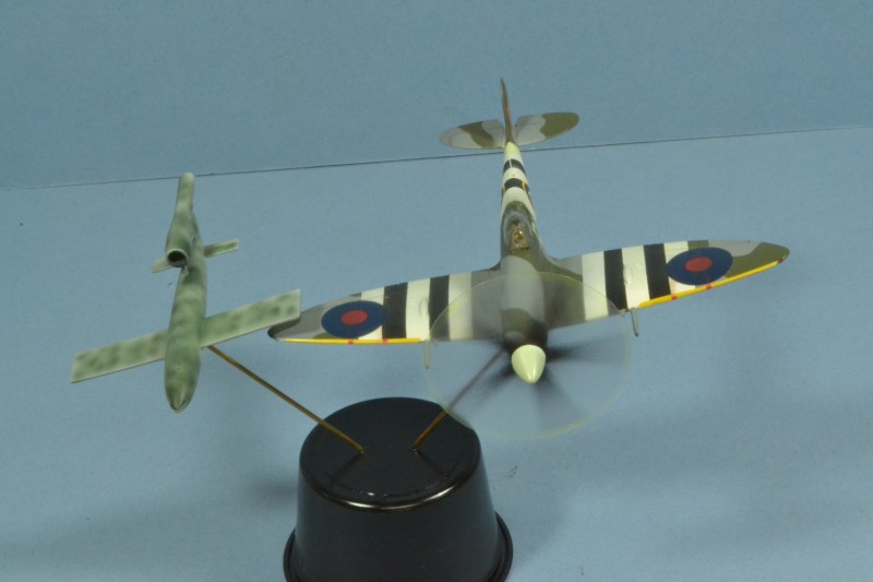 Frog F194 Supermarine Spitfire Mk.14 & German 'Flying Bomb'