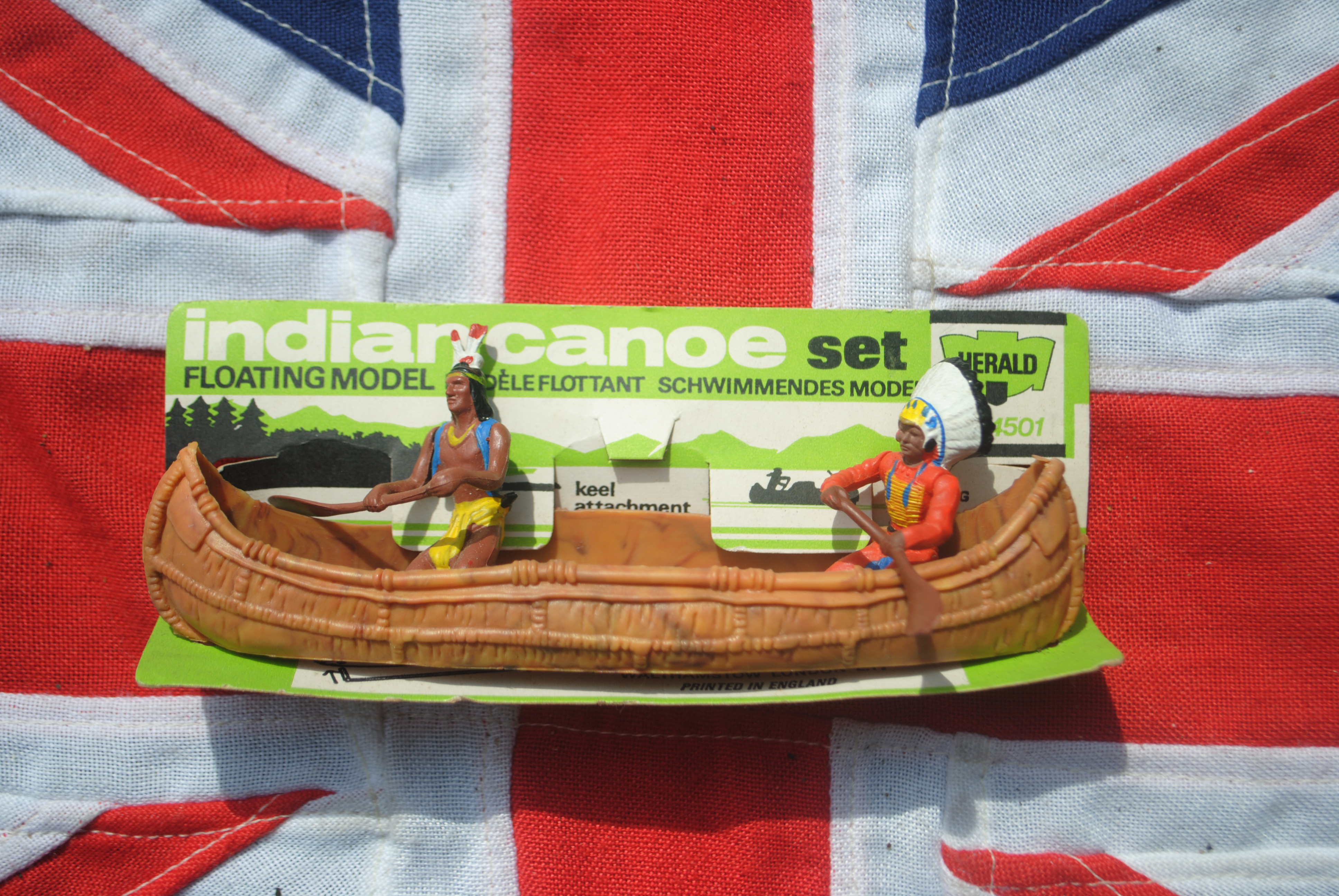 Britains LTD Models / HERALD FLOATING MODELS 4501 TRAPPER CANOE with 2 Figures