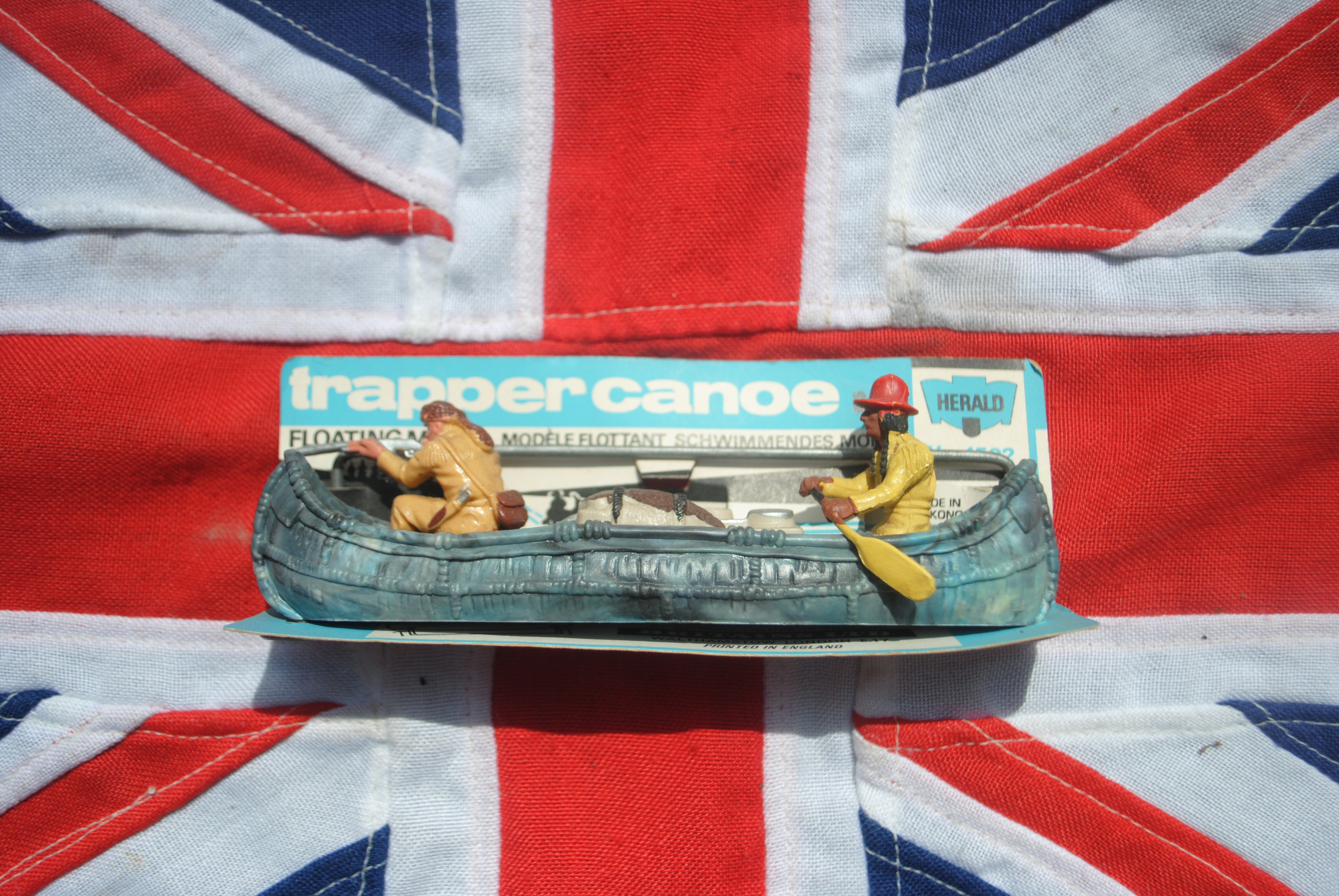Britains LTD Models / HERALD FLOATING MODELS 4502 TRAPPER CANOE with 2 Figures 