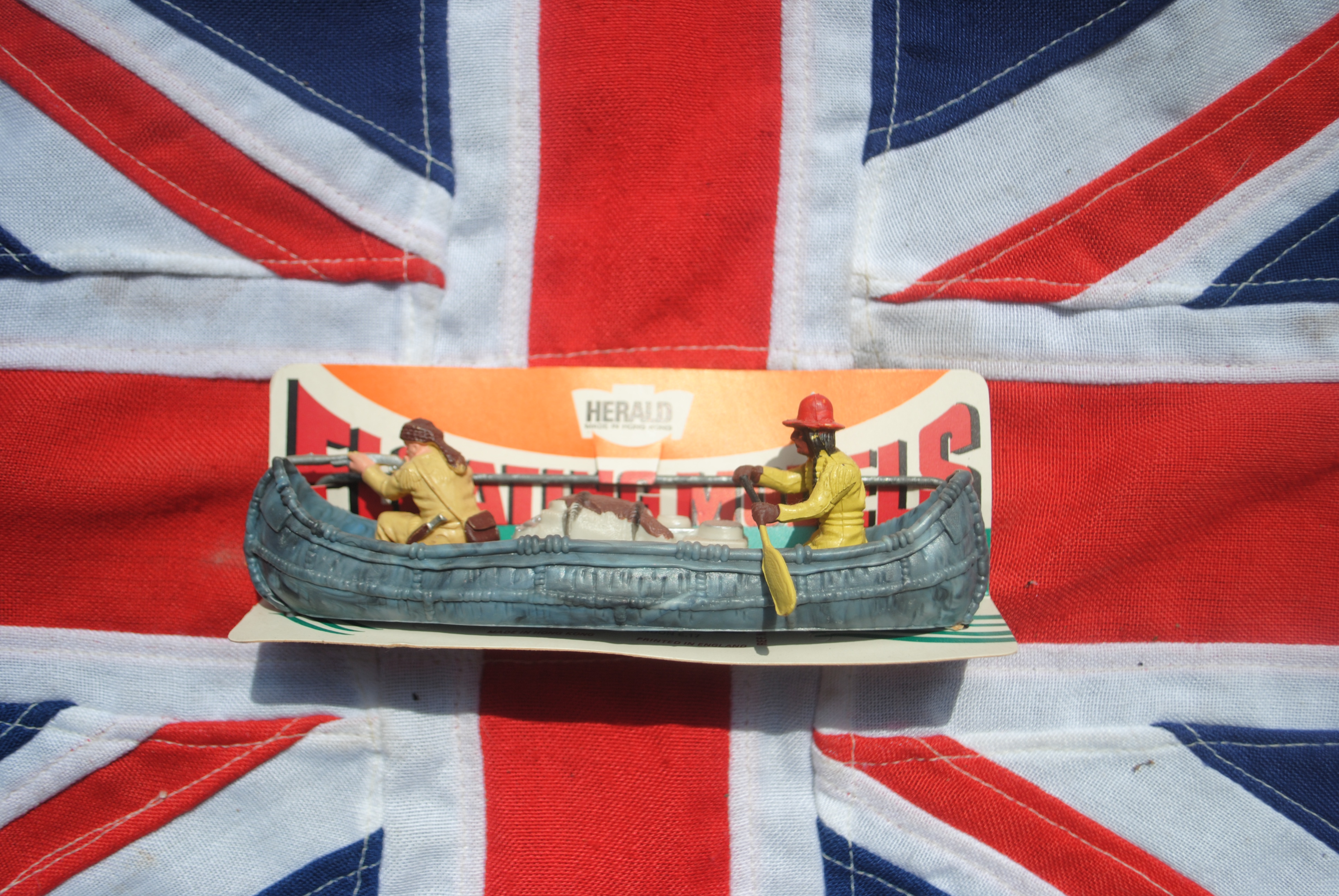 Britains LTD Models / HERALD FLOATING MODELS 4502 TRAPPER CANOE with 2 Figures 