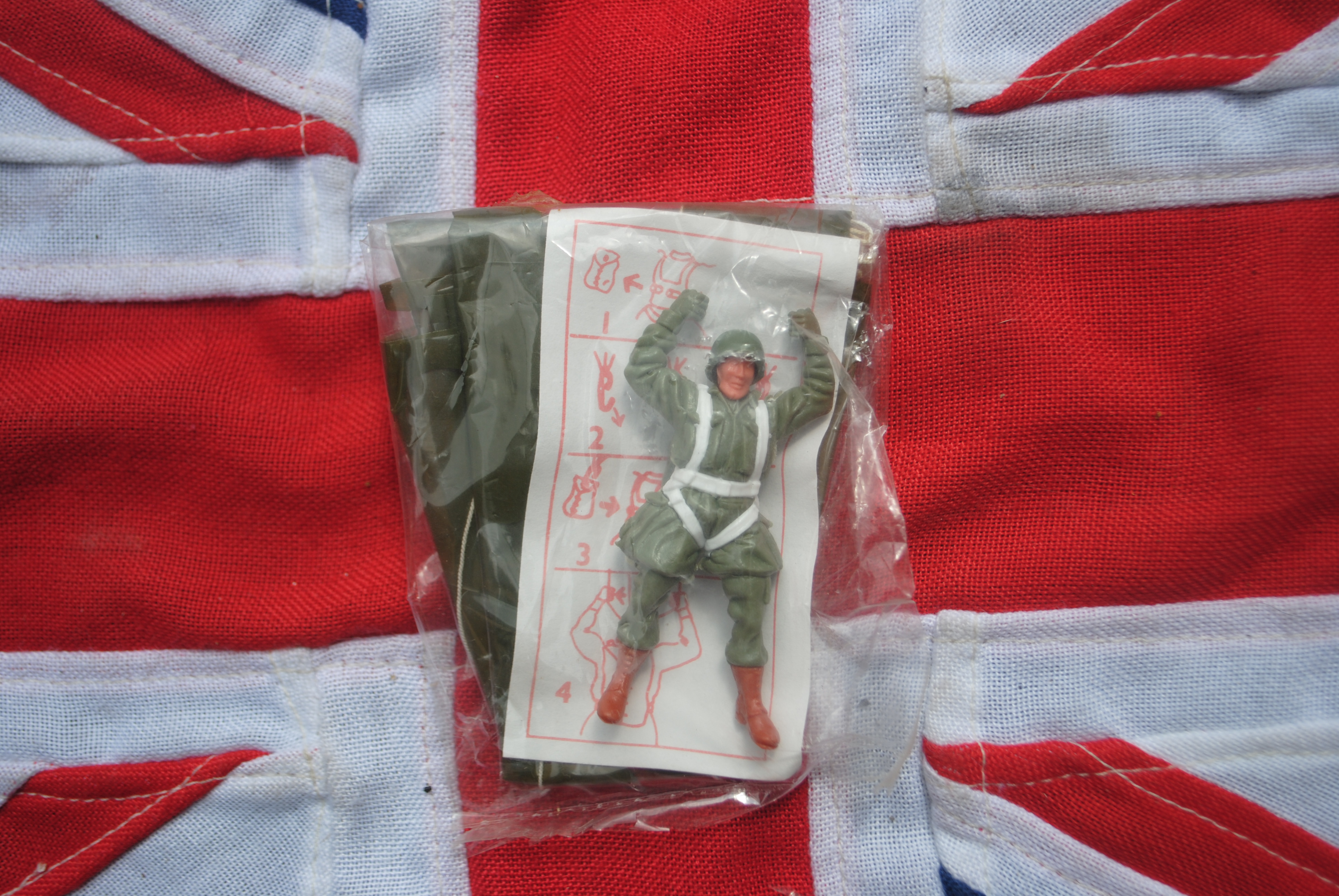 Timpo Toys US Army Parachutist with parachute bag 'Green' 