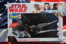 images/productimages/small/KYLO-REN-S-TIE-FIGHTER-Revell-06760-doos.jpg