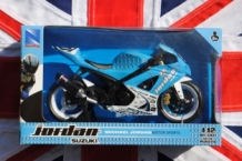 images/productimages/small/SUZUKI-GSX-R1000-2008-Aaron-Yates-No.20-New-Ray-49553-doos.jpg