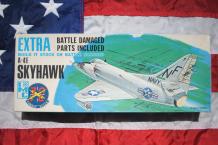 images/productimages/small/a-4e-skyhawk-extra-battle-damaged-parts-included-imc-485-100-doos.jpg