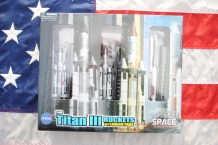 images/productimages/small/aerospace-program-56395-martin-titan-iii-rocket-diecast-model-nasa-3-piece-set-with-launch-towers-dragon-56395-doos.jpg