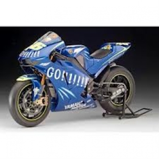 REV07930  Yamaha YZR M1 Valentino Rossi Gauloises Schaal 1:9 Re