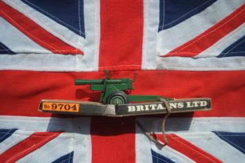 Britains LTD Models 9704 25 Pounder Gun Howitzer with plastic shells