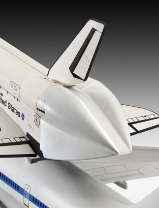 Revell 04863  Boeing 747 Jumbo Jet and SCA Space Shuttle