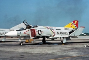 Hasegawa 09709 F-4J Phantom II  ''Colorful Marine Corps''