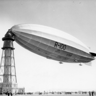 Maquette MQ-5000 R-100 Airship moored at Mountreal Mast schaal 1:500