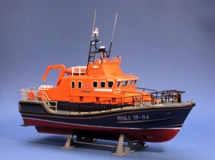 Airfix A98668  RNLI Severn Class Lifeboat met RAF Sea King