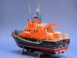 Airfix A98668  RNLI Severn Class Lifeboat met RAF Sea King