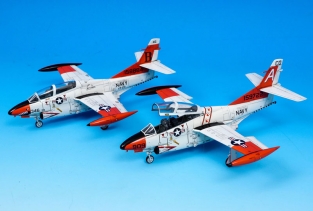 Revell 04289  Rockwell T-2C/E BUCKEYE