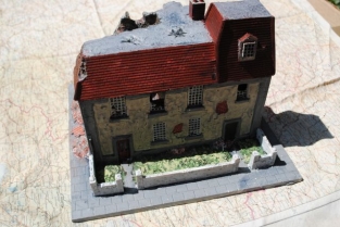 HMiH 10 Ruined Wartime Building Europe Scenery with Removeble Roof