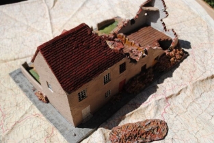 HMiH 40 Ruined Wartime Building Europe Scenery with Removeble Roof