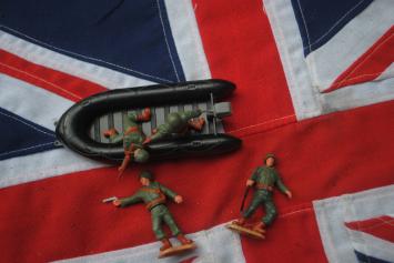 Timpo Toys 750 Assault Craft with 2 man crew plus 2 American Soldiers 'Modern Army Collection'