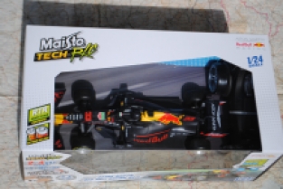 Maisto 82351 ASTON MARTIN RED BULL RACING RB15 driver Max Verstappen No.33