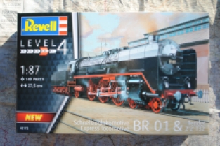 Revell 02172 Express locomotive BR01 with tender 2'2' T32