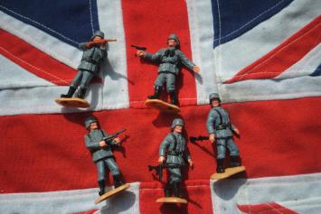 Timpo Toys 707 Five standing German soldiers 'Modern Army Collection'