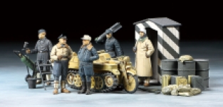 Tamiya 32412 German Luftwaffe Crew with Kettenkraftrad