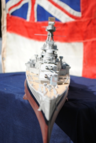 Trumpeter 03710 HMS HOOD 'built for display'