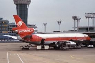 HLR80460  DC-10 Amerikaans passagiers vliegtuig schaal 1:125 Heller