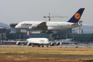 Revell 04270  Airbus A380-800 LUFTHANSA