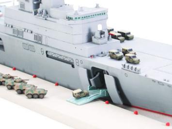 Tamiya 31006 JMSDF Defense Ship LST-4002 Shimokita