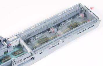 Tamiya 31006 JMSDF Defense Ship LST-4002 Shimokita