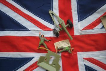 Timpo Toys 752 Modern Field Gun plus 2 standing British Soldiers 'Modern Army Collection'