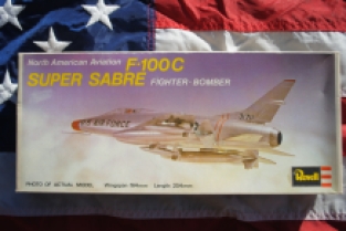 Revell H-127 North American Aviation F-100C SUPER SABRE 'Fighter - Bomber'