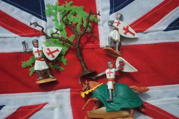 Timpo Toys 715 One mounted and 2 standing Crusaders plus tree 'Historic Collection'