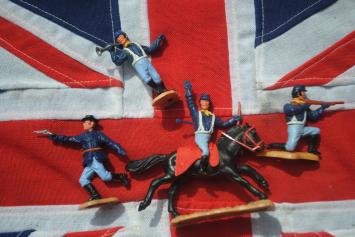 Timpo Toys 705 One mounted and 3 standing 7th US Cavalry 'Wild West Collection'