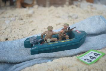 Britains Ltd Deetail Plastic G.445 RUBBER ASSAULT BOAT with British Soldiers