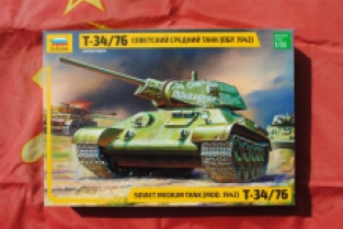 Zvezda 3535 T-34/76 Soviet Medium Tank model 1942