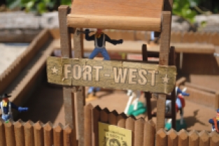 Timpo Toys / Elastolin Fort West