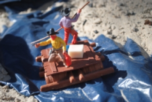 Timpo Toys Raft with 2 Cowboys / Bandits