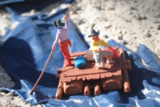 Timpo Toys Raft with 2 Cowboys / Bandits