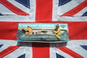 Britains LTD Models / HERALD FLOATING MODELS 4502 TRAPPER CANOE with 2 Figures  