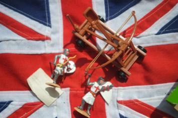 Timpo Toys 753 Working Medieval Catapult plus 2 standing Crusaders