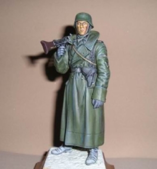 Tamiya 36306 WWII GERMAN MACHINEGUNNER 'GREATCOAT'